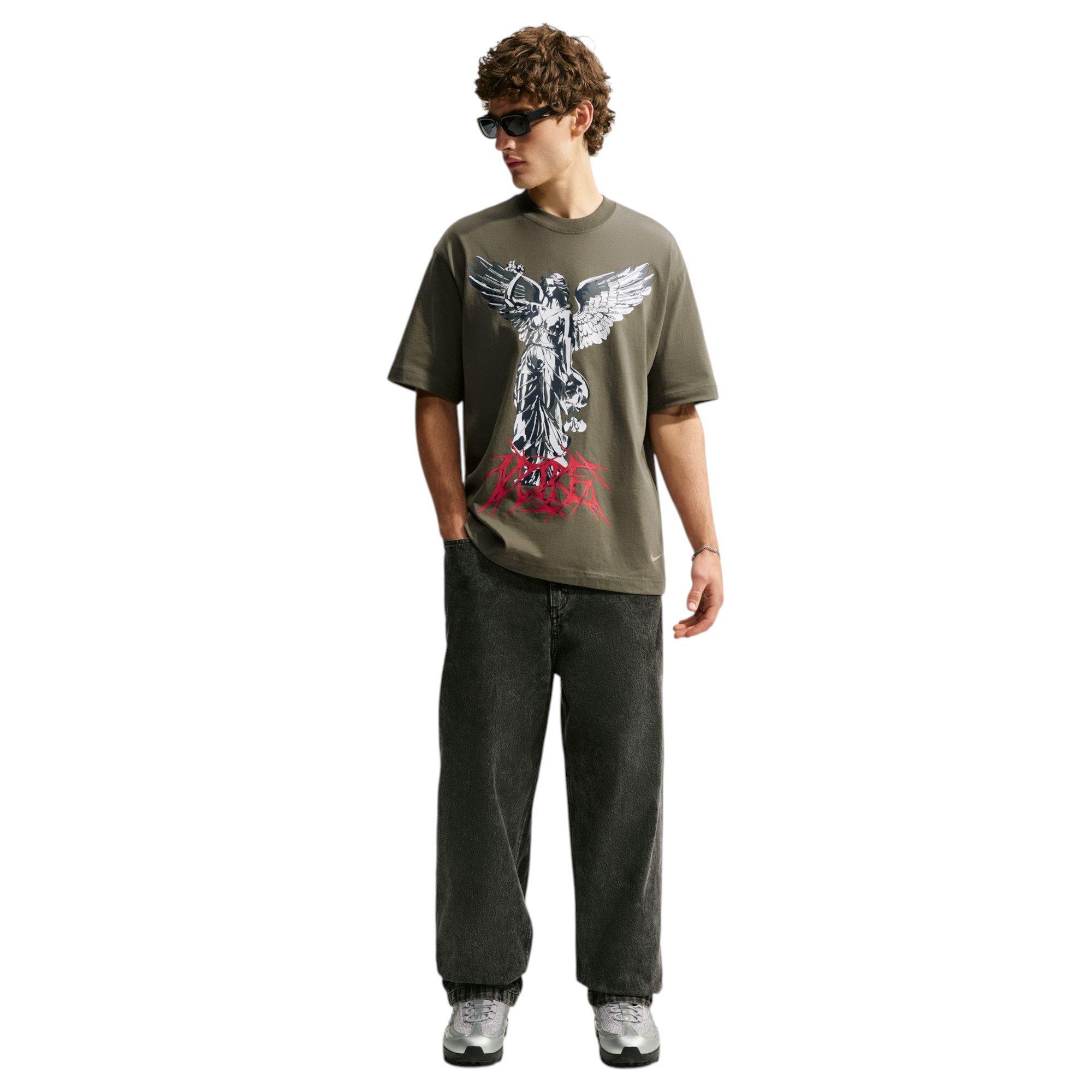 M NK NSW GFX TEE GODDESS - OLIVE - OLIVE